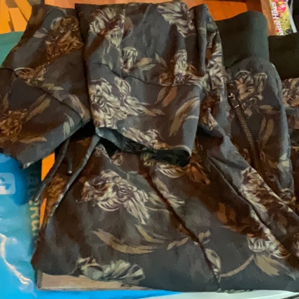Athleta Trekkie North Printed Jogger Olive Floral 6P Petite EUC - Picture 9 of 9